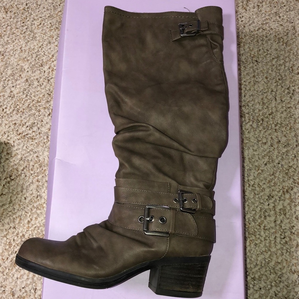 Like new boots with buckles